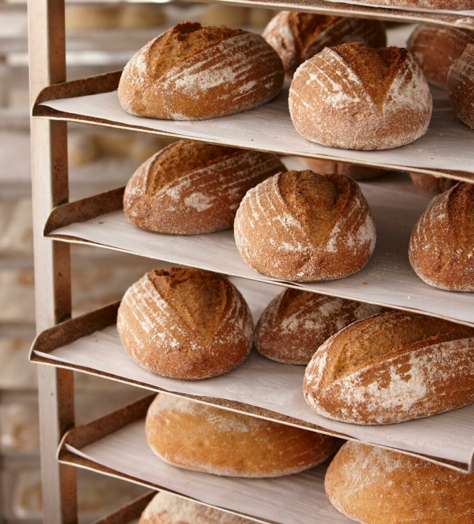 bandejas de pan en rejilla en cocina