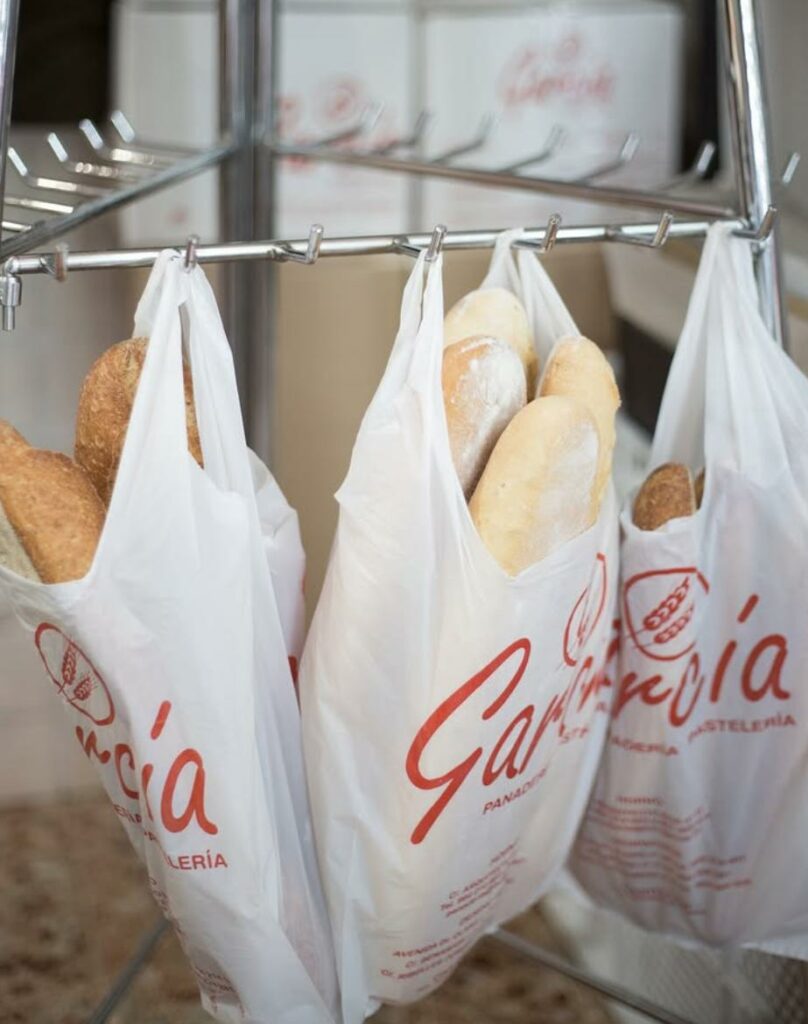 panes en bolsas colgados junto al horno castellon forn garcia